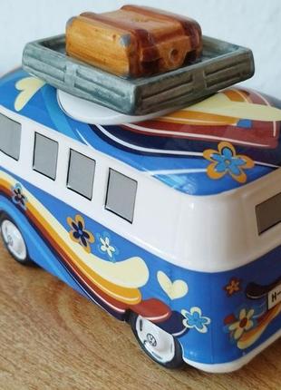 Красивый коллекционный автобус volkswagen. ретро стиль. германия.