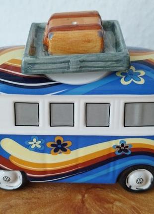 Красивый коллекционный автобус volkswagen. ретро стиль. германия.