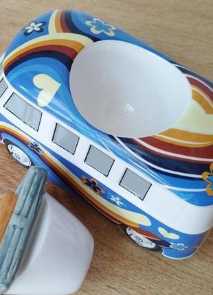 Красивый коллекционный автобус volkswagen. ретро стиль. германия.