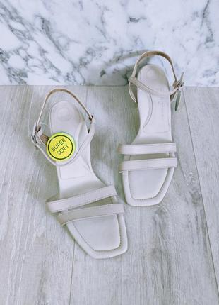 Босоніжки жіночі