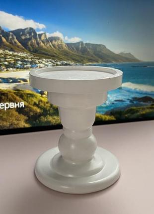 Белый подсвечник на ножке