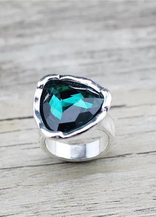 Массивное серебристое кольцо с зеленым черным камнем