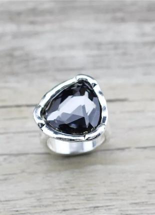 Массивное серебристое кольцо с зеленью черным каменом серебристое кольцо черное3 фото