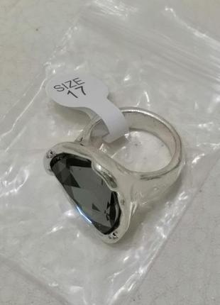 Массивное серебристое кольцо с зеленью черным каменом серебристое кольцо черное6 фото