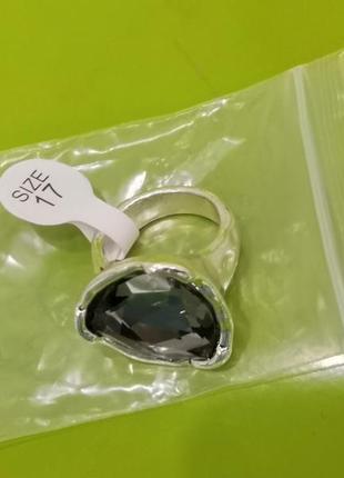 Массивное серебристое кольцо с зеленью черным каменом серебристое кольцо черное7 фото