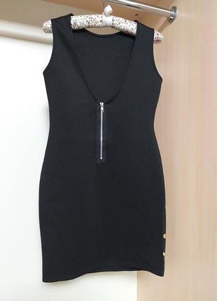 Маленьке чорне плаття з золотим візерунком і красивою спиною3 фото