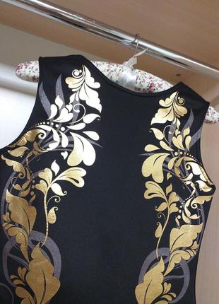 Маленьке чорне плаття з золотим візерунком і красивою спиною6 фото