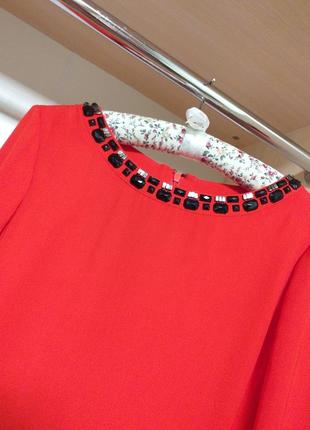 Яркое красное платье прямого кроя с украшением на шее и красивой спиной7 фото