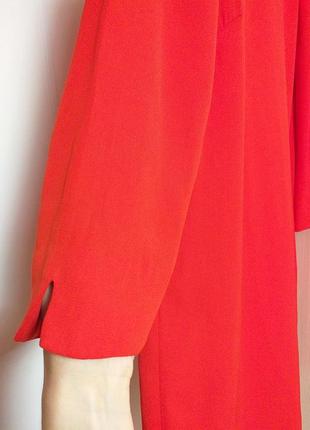 Яркое красное платье прямого кроя с украшением на шее и красивой спиной8 фото