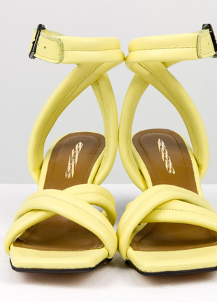 Кожаные"дутые " стильные босоножки желтого цвета на модном каблуке 6 см,р-ры 36-414 фото