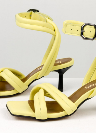Кожаные"дутые " стильные босоножки желтого цвета на модном каблуке 6 см,р-ры 36-412 фото