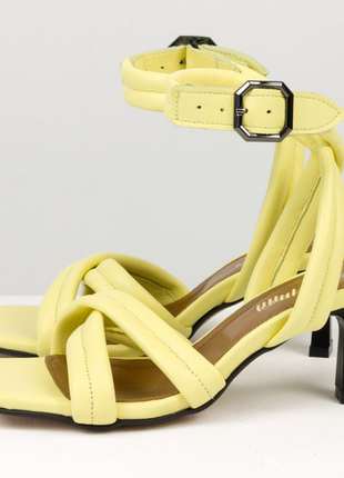 Кожаные"дутые " стильные босоножки желтого цвета на модном каблуке 6 см,р-ры 36-416 фото