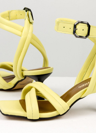 Кожаные"дутые " стильные босоножки желтого цвета на модном каблуке 6 см,р-ры 36-415 фото
