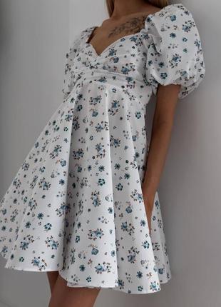 Платье короткое белое с цветочным принтом свободного кроя с вырезом в зоне декольте качественная стильная трендовая2 фото