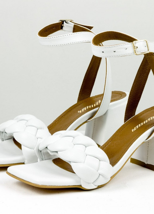 Дизайнерські білі босоніжки коси на зручному підборі,р-ри 36-41