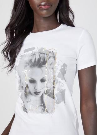 Женская футболка guess с принтом и стразами3 фото