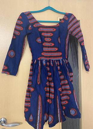 Платье размера м. пояс 32 см, грудь 40, плечи 35 см, рукав 46, длина 82