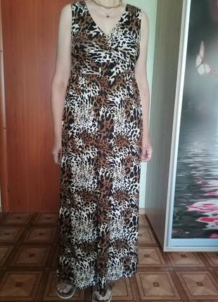 Шикарное платье макси с леопардовым принтом.