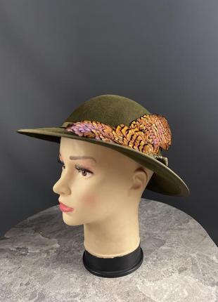 Шляпа эксклюзивная, фирменная с перьями, т.зеленая, фетровая1 фото