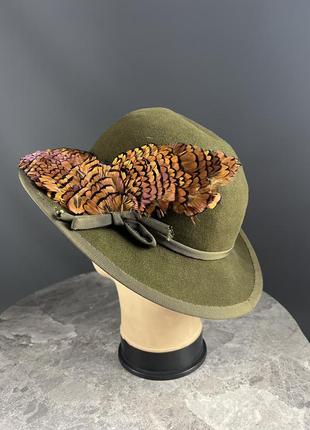 Шляпа эксклюзивная, фирменная с перьями, т.зеленая, фетровая2 фото