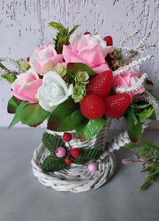 Букет із мила ручної роботи - кошик троянд із полуничкою в чашці на подарунок