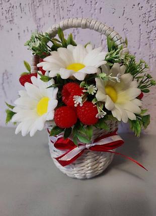 Букет із мила ручної роботи - ромашки з ягодами (малина, полуниця)2 фото