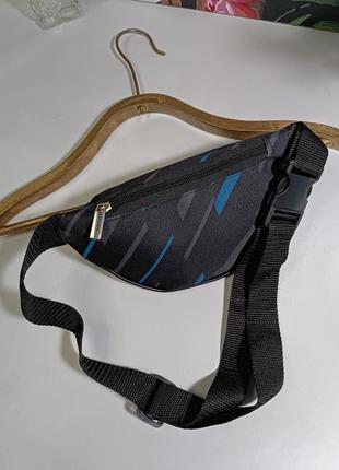 Молодіжна сумка-бананка барсетка чорна з синіми та сірими смужками3 фото
