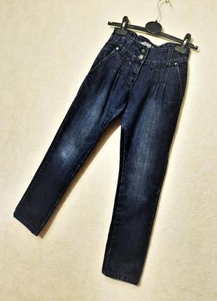 Ativo красивые джинсы-бананы синие с защипами спереди и сзади на девочку 10-11лет