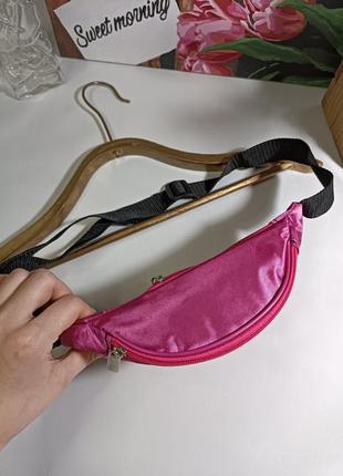 Молодіжна сумка-бананка барсетка рожева, атласна (переливається як шовкова).2 фото
