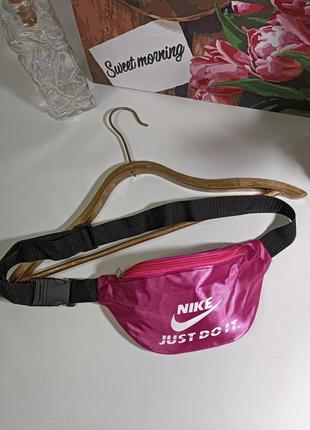 Молодіжна сумка-бананка барсетка рожева, атласна (переливається як шовкова).