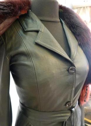 Кожаное пальто с меховым воротником4 фото