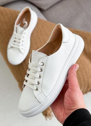 Стильні білі жіночі кеди/кросівки на шнурівці шкіряні/шкіра-жіноче взуття на літо