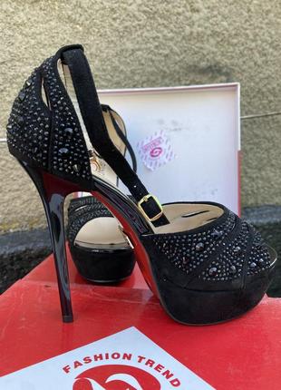 Босоніжки на високому каблуку