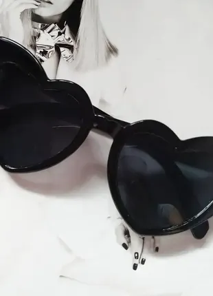 Жіночі сонцезахисні окуляри у формі серця чорний.1 фото