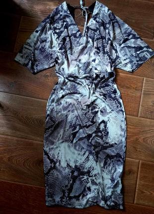 Платье по фигуре в змеиный принт