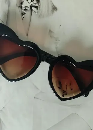 Жіночі сонцезахисні окуляри у формі серця чорний з коричневим.1 фото