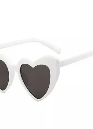 Женские солнцезащитные очки в форме сердца белый.2 фото