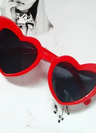 Женские солнцезащитные очки в форме сердца красный.