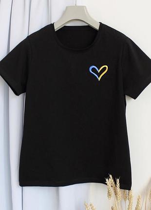 Футболка жіноча патріотична біла з вишивкою сердечко