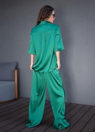 Зеленый шелковый костюм свободного кроя3 фото