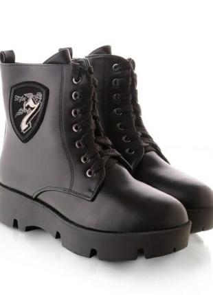 Стильні чорні короткі зимові черевики чоботи низький хід шнурівка хіт люкс