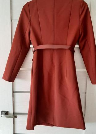 Легке коричневе пальто з поясом2 фото