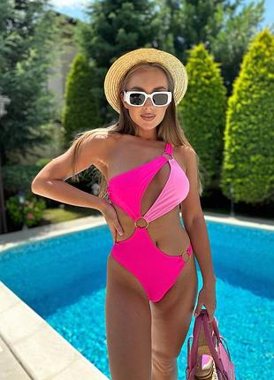 Эффектный слитный купальник пландж с вырезами колечками на одно плечо