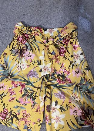 Яркие широкие шорты р. м