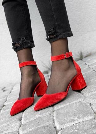 Красные туфли из натуральной замши