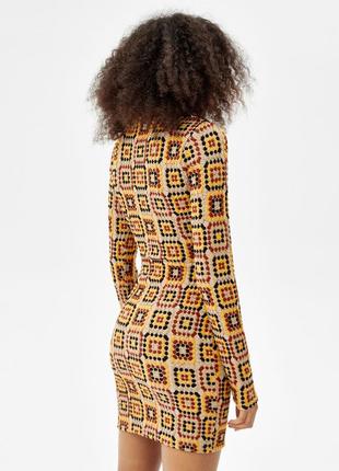 Платье мини женского оранжевого цвета в принт с вырезами на талии от бренда bershka s2 фото