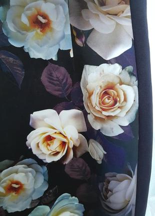 Шикарное платье миди с розами по фигуре9 фото