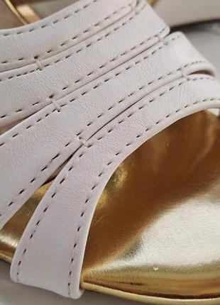 Босоножки белые с золотыми вставками