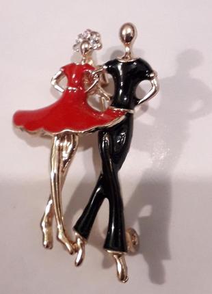 Красивая брошь танцующая пара