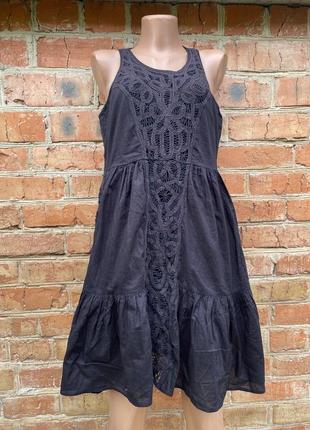 Черное платье с ажурными вставками5 фото